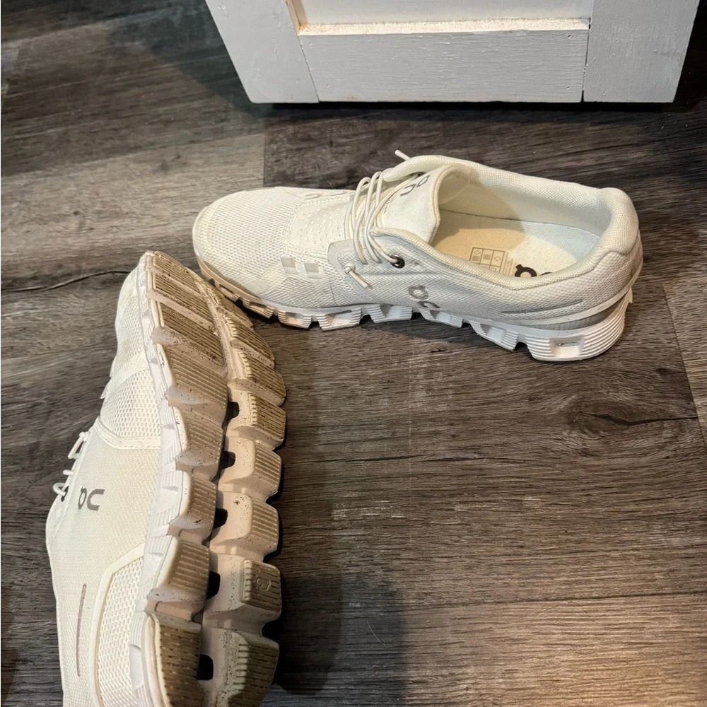 On Running White Athletic Shoes with Cloud Cushioning - Picture 4 of 8